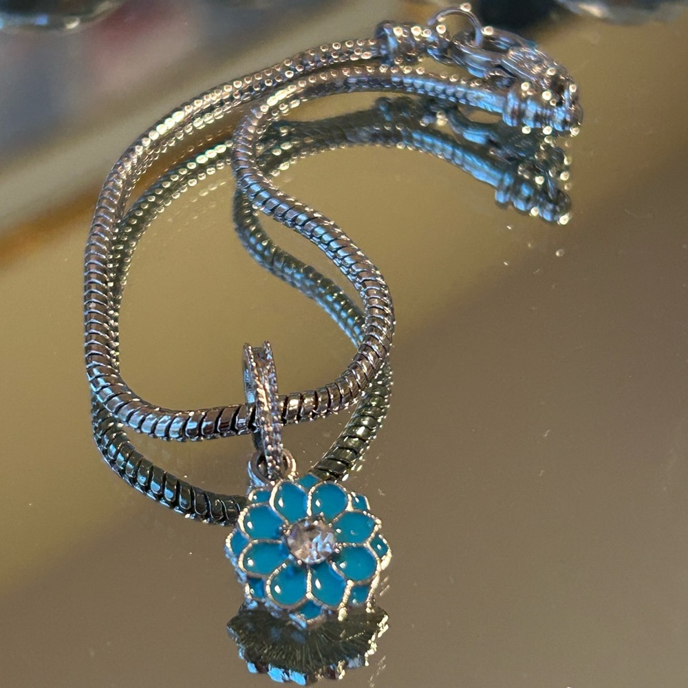 New Silver bracelet with flower charm